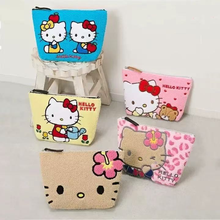 Travel Accessories Needed - Плюшевая косметичка Sanrio Hello Kitty с